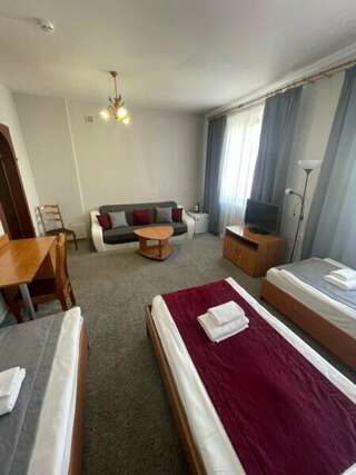 Гостиница Hotel Tula Тула Стандартный трехместный номер-1