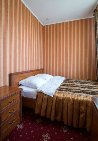 Гостиница Hotel Tula Тула Стандартный трехместный номер-1